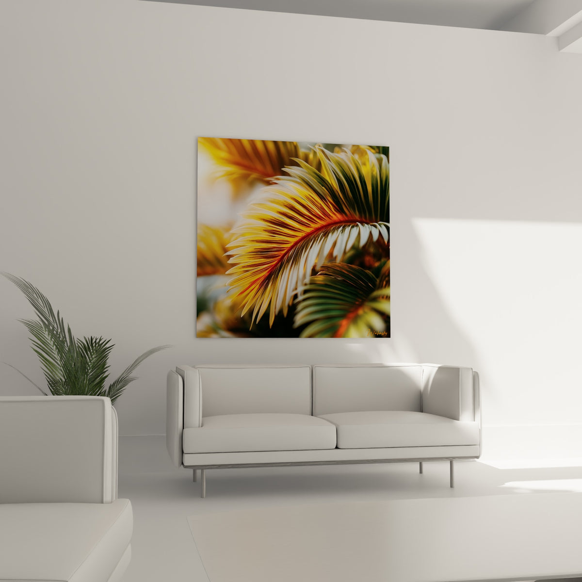 Feuillage tropical doré et vert profond, accroché au-dessus d'un canapé dans un salon lumineux