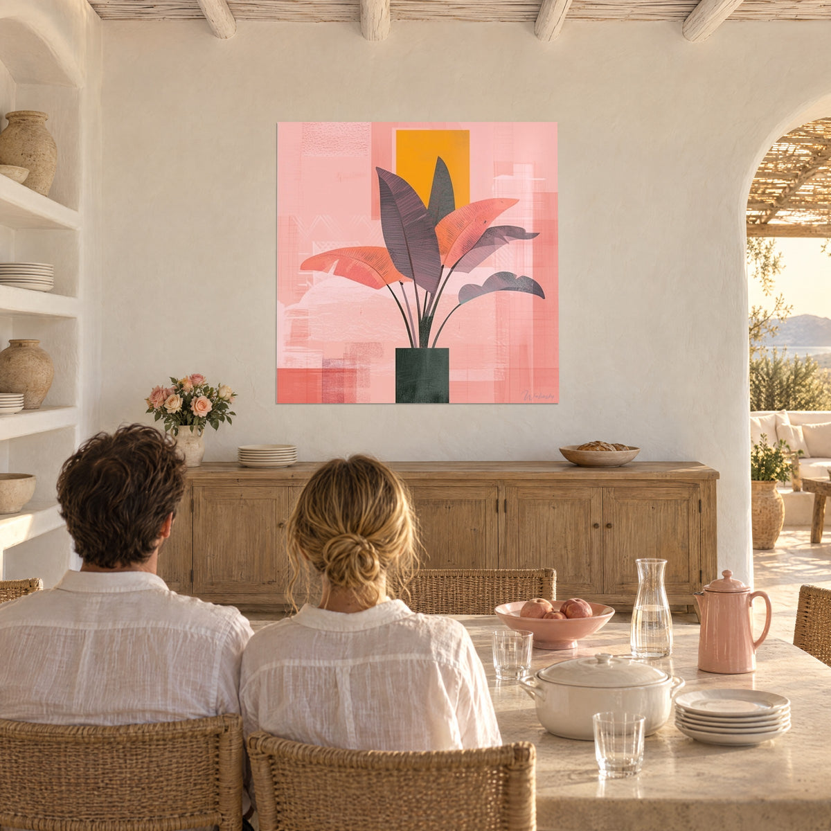 Obraz ilustracja liści palmowych w różu łososiowym i antracytowym, ciemnozielona doniczka, wapniowana ściana obok drewnianego stołu jadalnianego