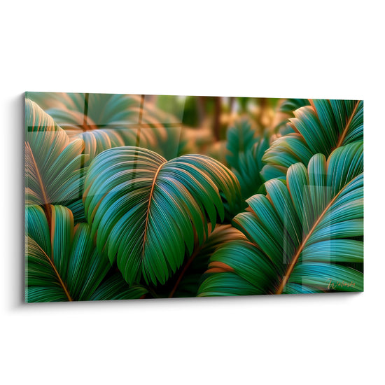 Feuille de palmier vert émeraude et cuivré déployée en éventail, lumière tropicale dorée en arrière-plan