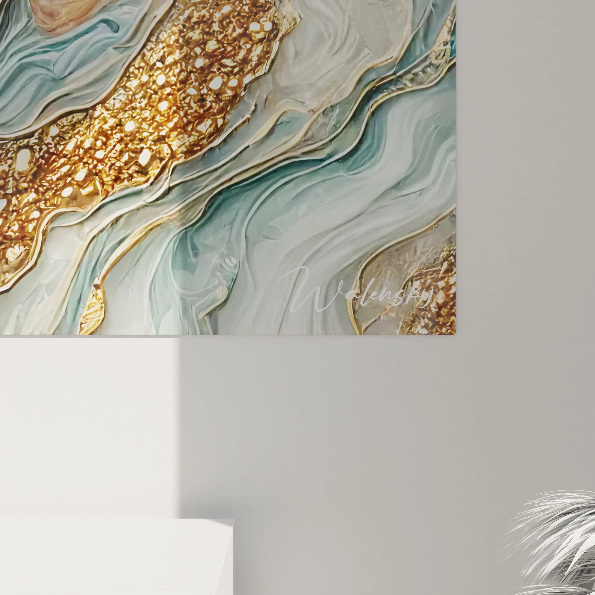 tableau style epoxy vue de près détails feuilles sculptées or veines sinueuses résine effet tridimensionnel reflets lumière nature automnale nuances bleu beige texture captivante élégance organique


