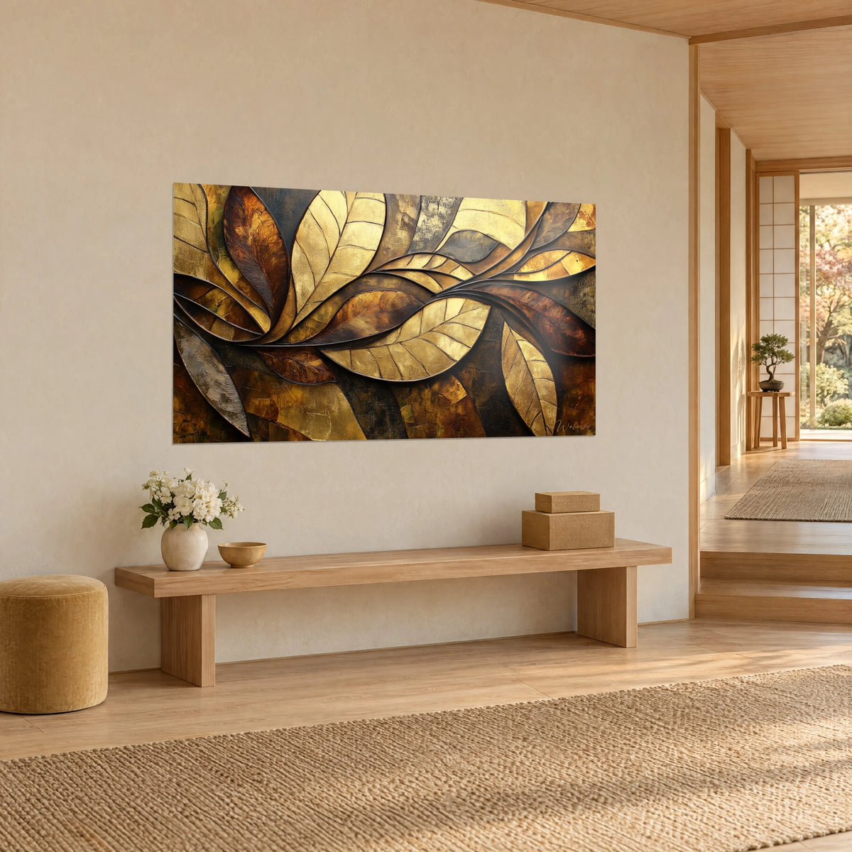 Schilderij met gesneden goudkleurig gebladerte op donkere achtergrond, brons en amber, opgehangen boven een houten bank in lichte tint