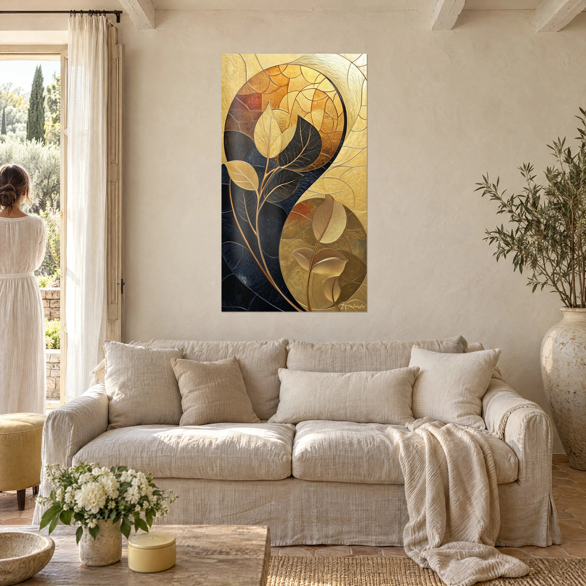 Gemälde mit goldenen Blättern auf nachtblauem Grund, ockerfarbene und kupferne Spirale, Frau von hinten über einem Sofa in einem hellen Wohnzimmer