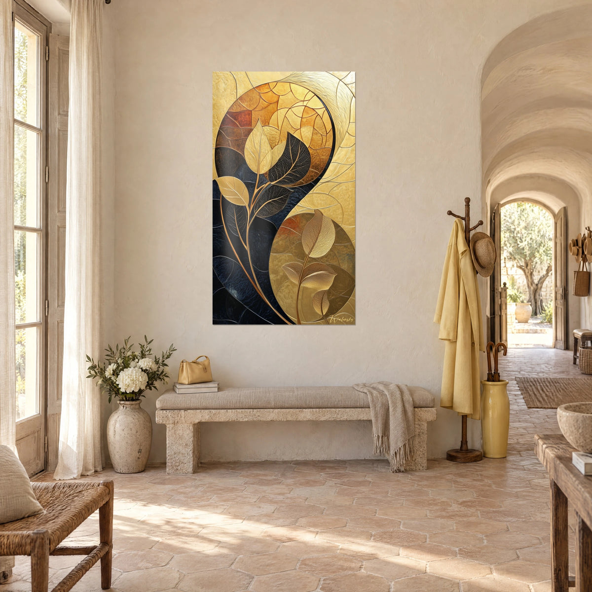Gemälde mit elfenbeinfarbenem und schwarz geädertem Blattzweig, Spirale aus Gold und Bernstein, Dreiviertelansicht in einem Eingangsbereich eines provenzalischen Mas