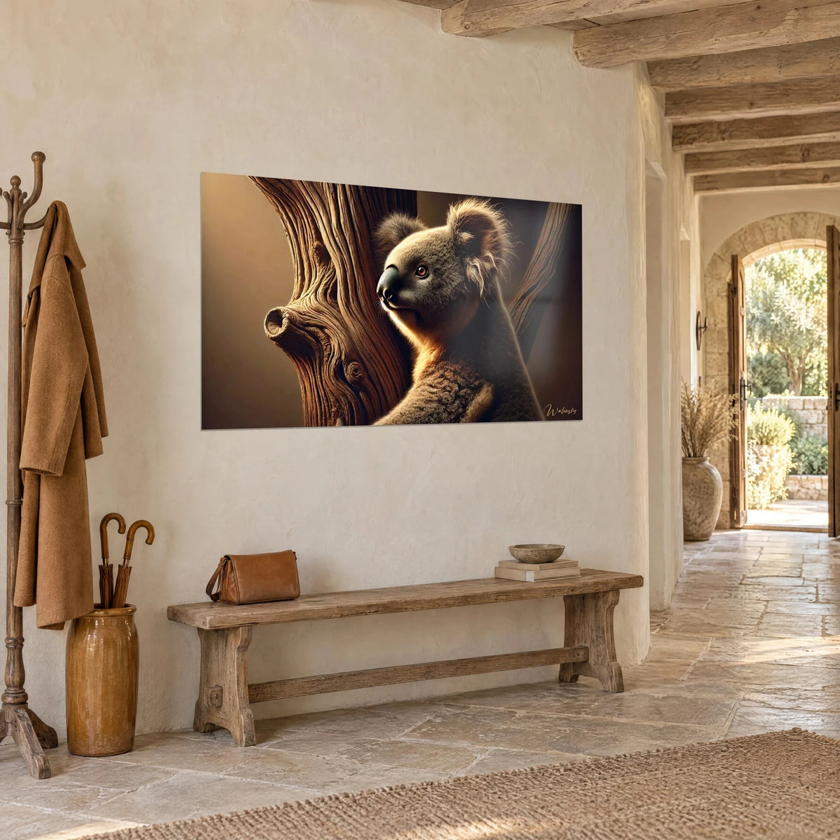 Tableau marsupial au pelage gris cendré et au nez noir, tronc noueux cuivré, accroché dans l'entrée d'une maison en pierre