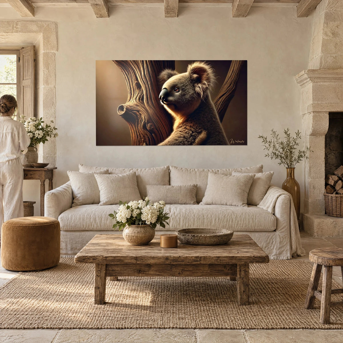 Tableau koala aux yeux ambrés blotti contre un tronc d'eucalyptus brun et miel, au-dessus d'un canapé dans un salon lumineux