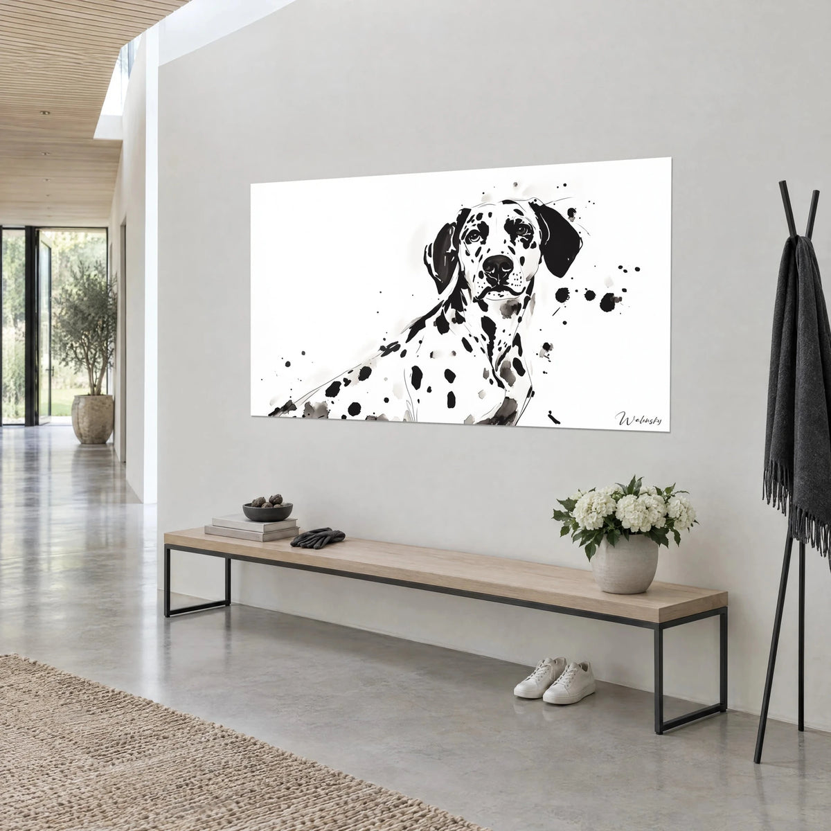 Schilderij hond met gevlekte vacht en tedere blik, zwarte inkt en grijze wash op wit, aan de muur van een lichte hal