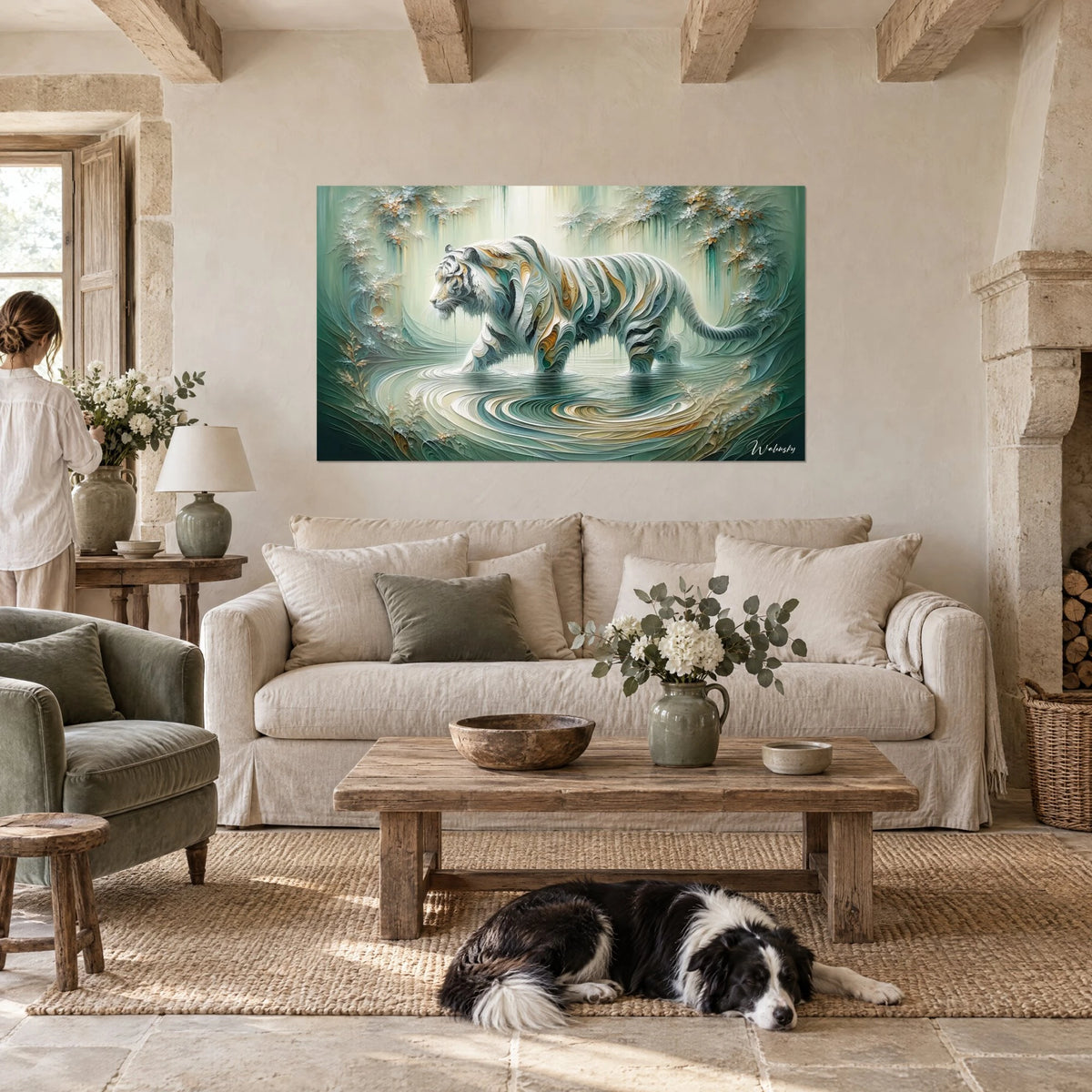 Tableau tigre blanc rayé d'or marchant dans l'eau, vert sauge et ivoire, collie couché, au-dessus d'un canapé dans un salon lumineux