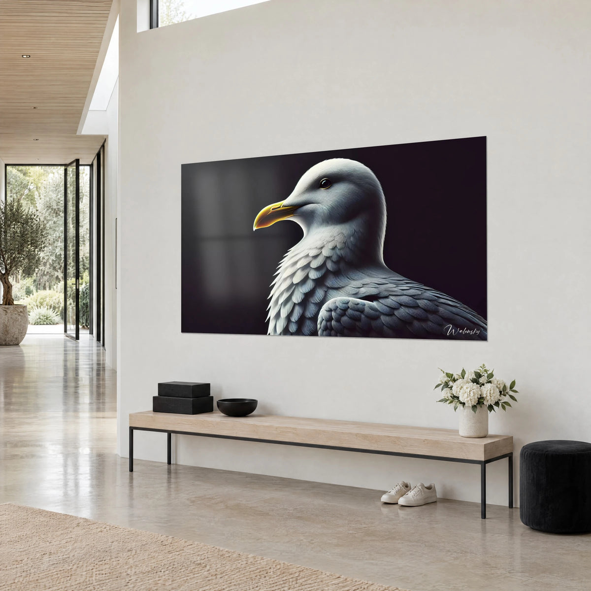 Schilderij zilvermeeuw met witte kop en gouden snavel, fijn gedetailleerde grijze veren, hangend boven een laag dressoir van licht hout