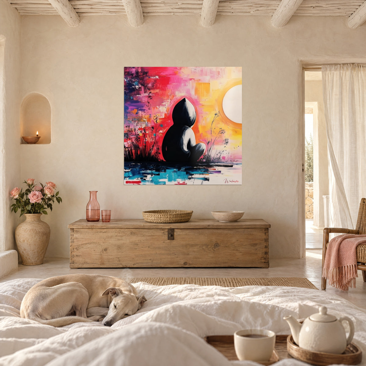 Gemälde schattenhafte Sitzende vor einer leuchtenden Scheibe, strahlende Rosa-, Gelb- und Rottöne, über einem Bett in einem hellen Schlafzimmer