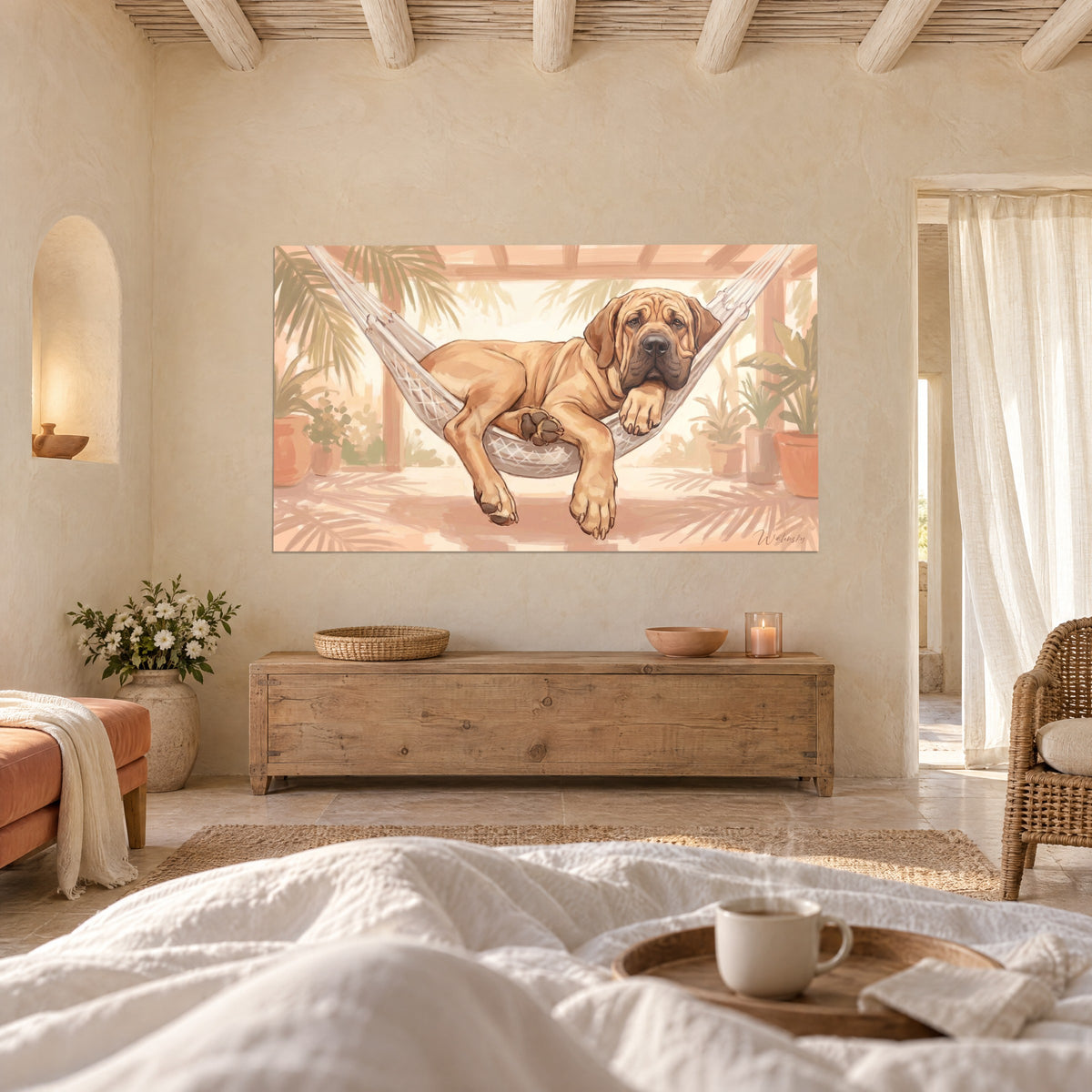 Schilderij molosser bruingoud met donkere neus, poten bungelend uit de hangmat, zalmroze en crème, boven een bed in een lichte slaapkamer