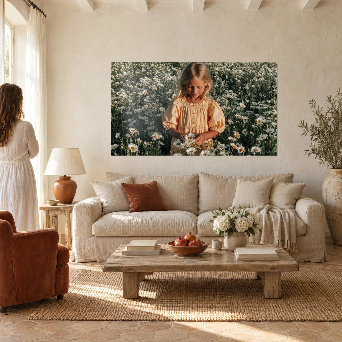 Gemälde kleines blondes Mädchen beim Pflücken von Gänseblümchen, blassgelbes Kleid und weiß-grünes Feld, über einem Sofa in einem hellen Wohnzimmer