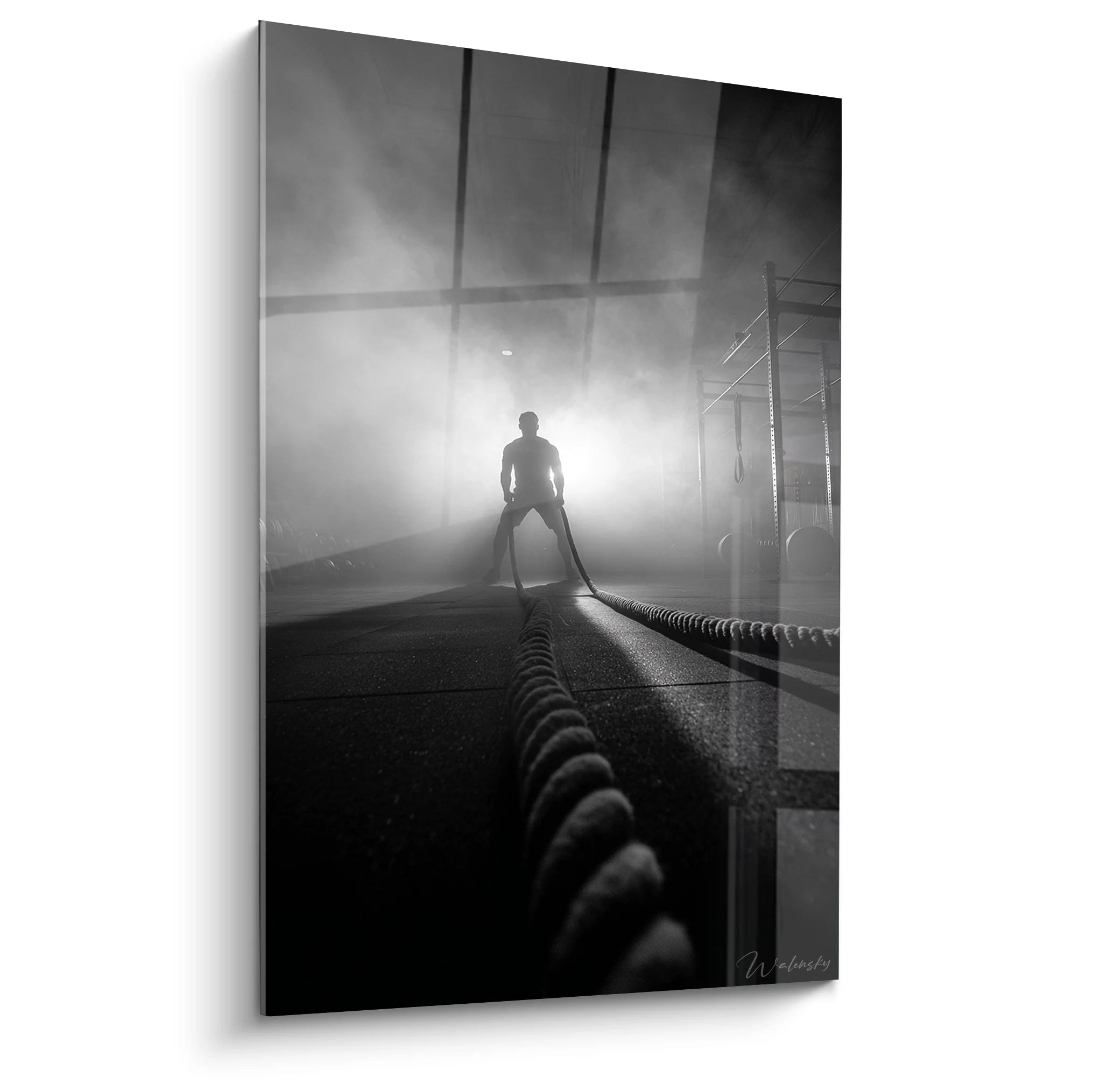 Tableau fitness noir et blanc avec athlète utilisant cordes d'entraînement dans salle de sport enfumée