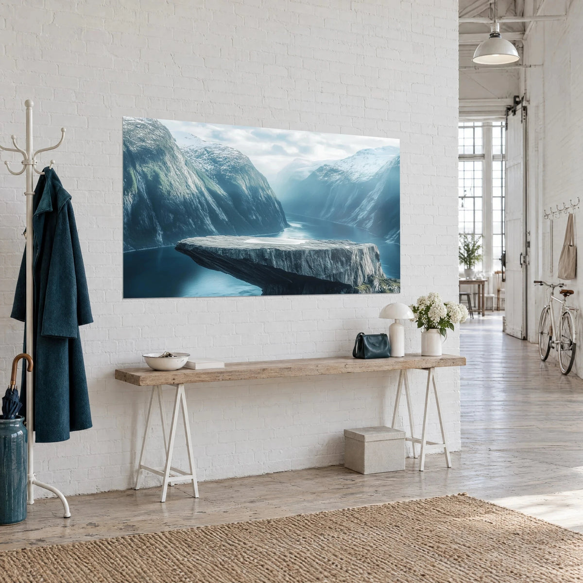 Gemälde norwegische verschneite Klippen, dunkles türkisfarbenes Wasser und hängender grauer Fels, an der weißen Wand eines Loft-Eingangs