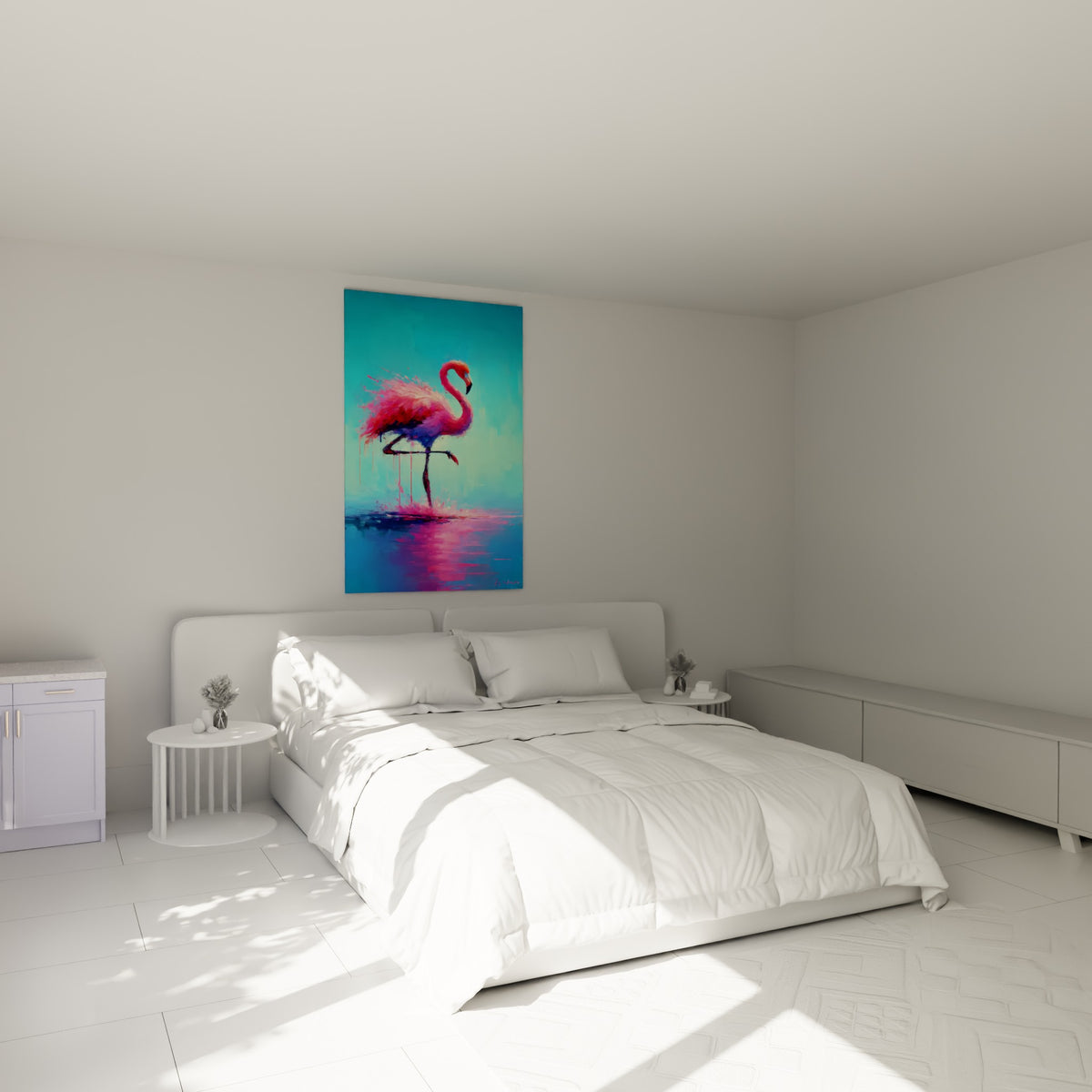 Flamant rose bleu turquoise et rose vif, posture élégante sur une patte, au-dessus d'un lit dans une chambre claire