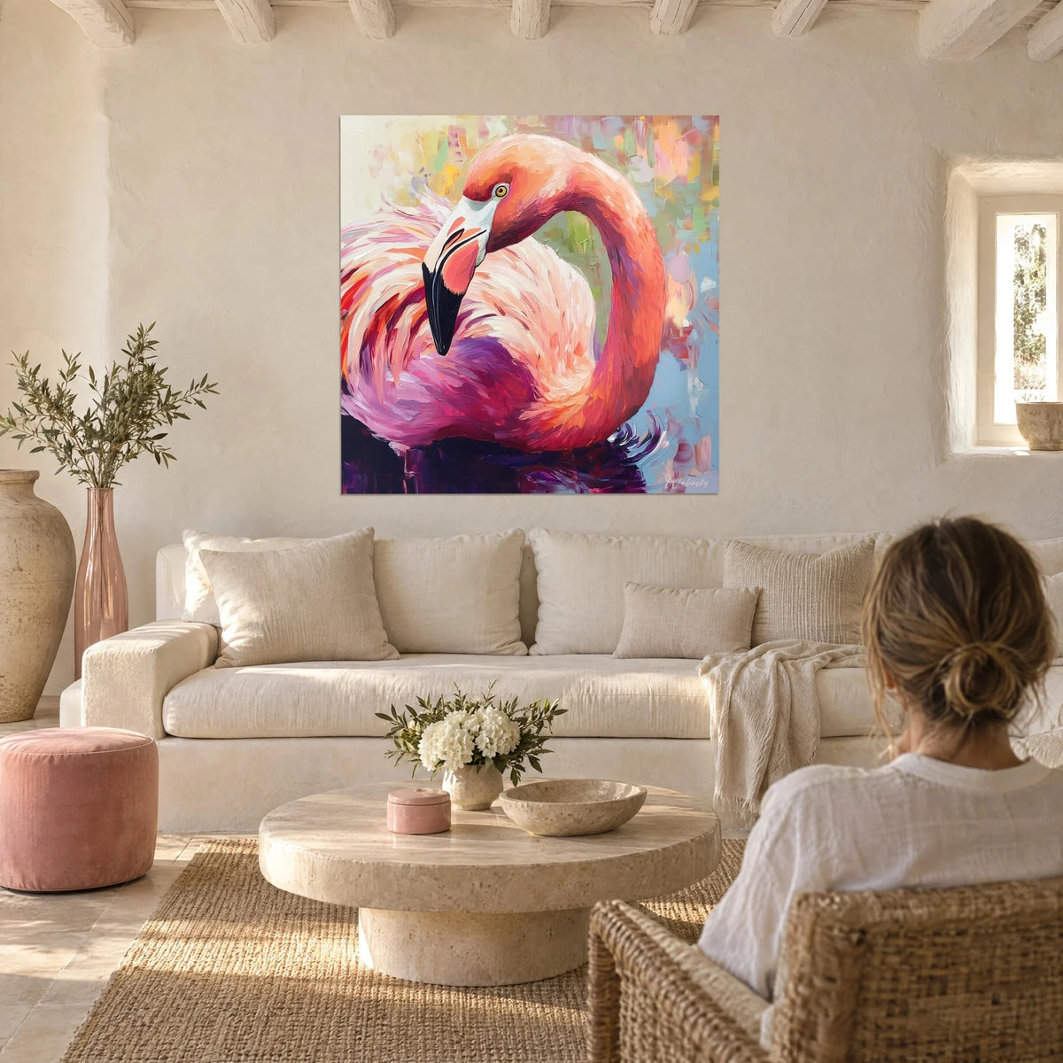 Tableau flamant rose au cou arqué, plumes corail et prune, œil doré, au-dessus d'un canapé dans un salon lumineux