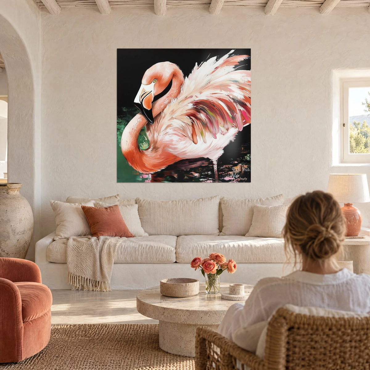 Schilderij roze flamingo met parelmoerkleurig verenkleed, zalm en wit op zwarte achtergrond, boven een bank in een lichte woonkamer
