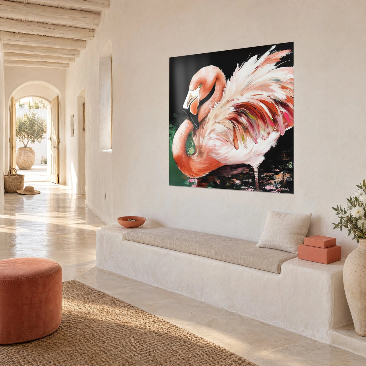 Schilderij waadvogel met lange gebogen hals, waaiervormige roze en rode vleugel, zwarte achtergrond, witgekalkte muur, mediterraan huis
