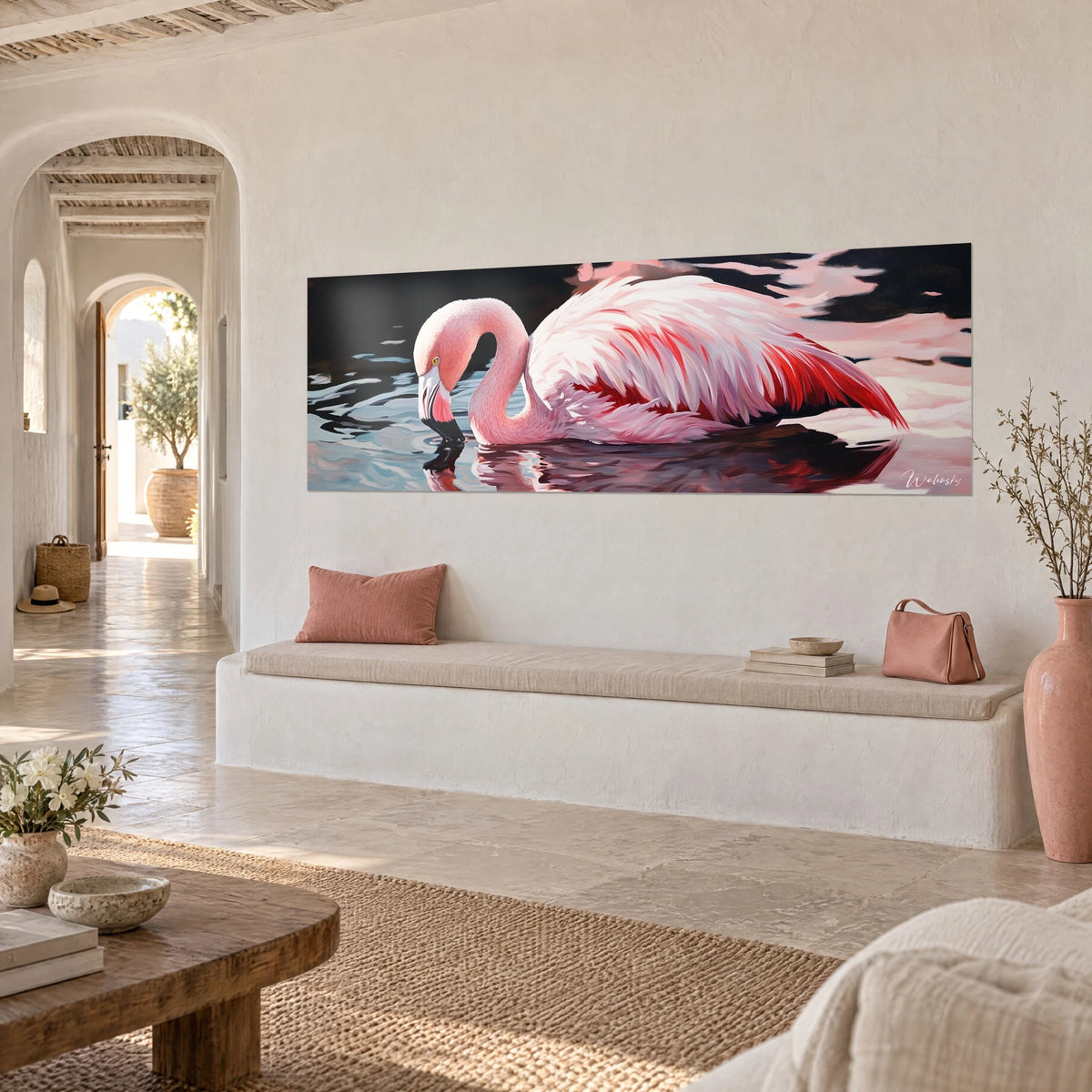 Cuadro de ave zancuda con plumaje coral y marfil, pico negro hundido en el agua oscura azulada, vista de tres cuartos en una casa mediterránea