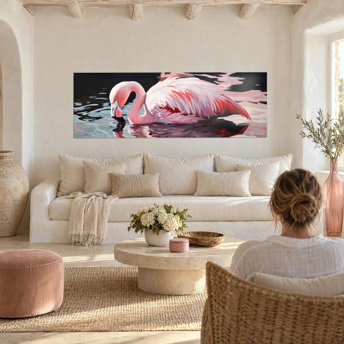 Gemälde Flamingo, der seinen geschwungenen Hals zum schwarzen Wasser neigt, weiße und leuchtend rote Federn, über einem Sofa in einem hellen Wohnzimmer