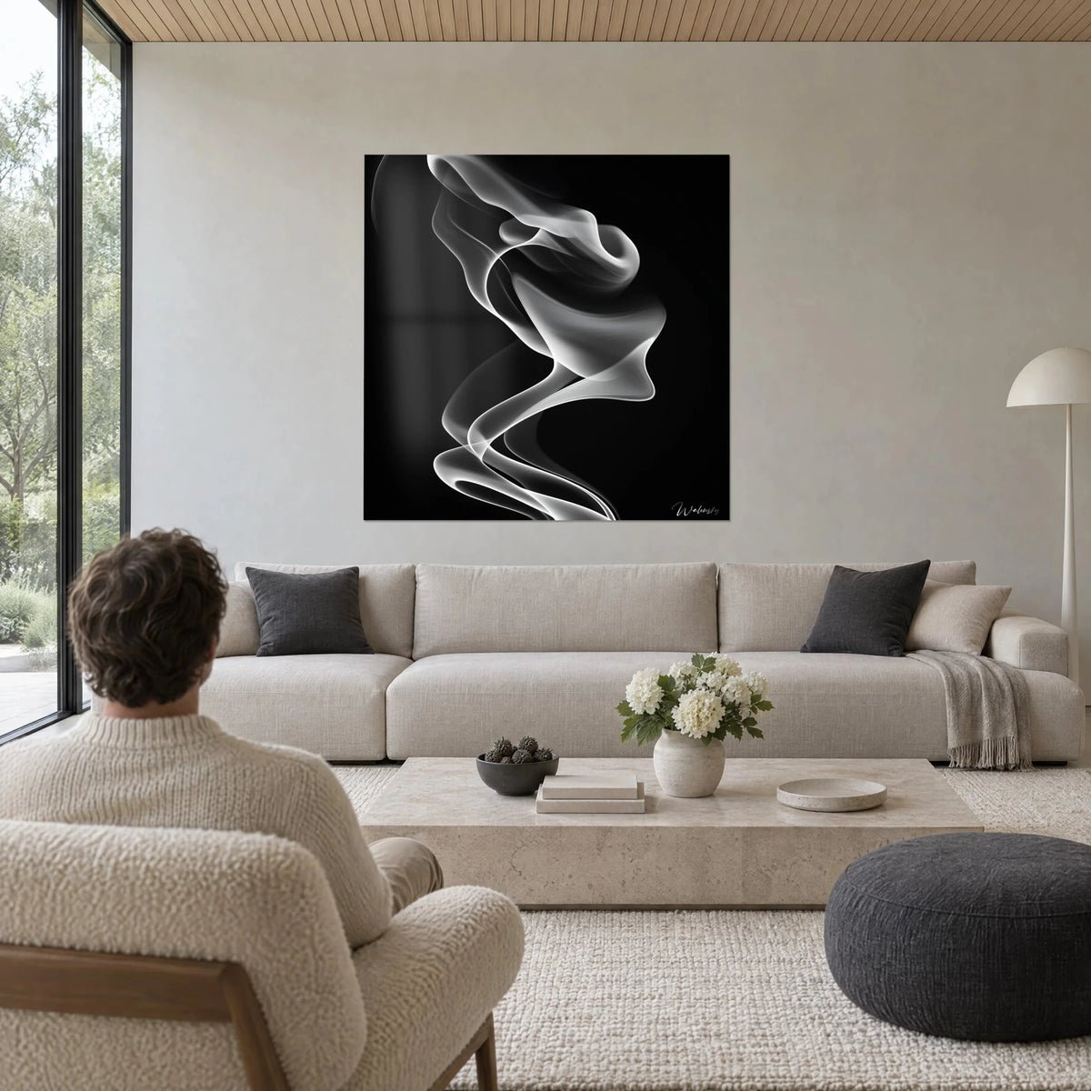 Gemälde Rauchvolute aus weißem Dunst auf schwarzem Grund, perlmuttfarbene und perlgraue Bänder, über einem Sofa in einem hellen Wohnzimmer