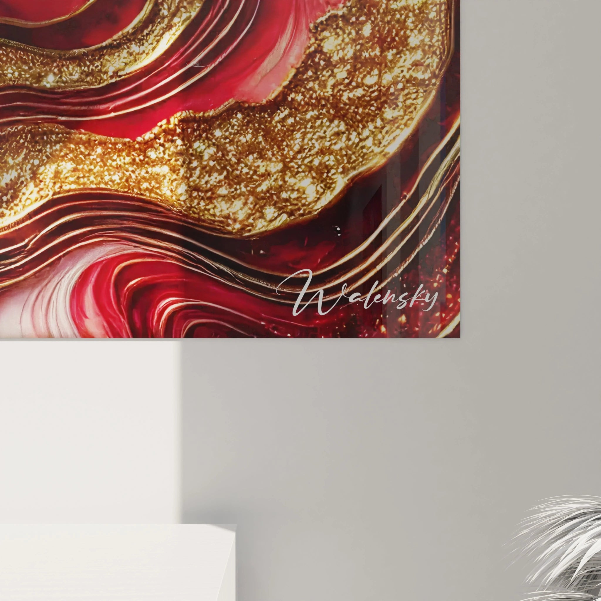 Détail rapproché du tableau style epoxy, montrant la fluidité des couleurs rouges et dorées entrelacées, avec des reflets subtils qui créent une sensation de mouvement dans la lumière.

