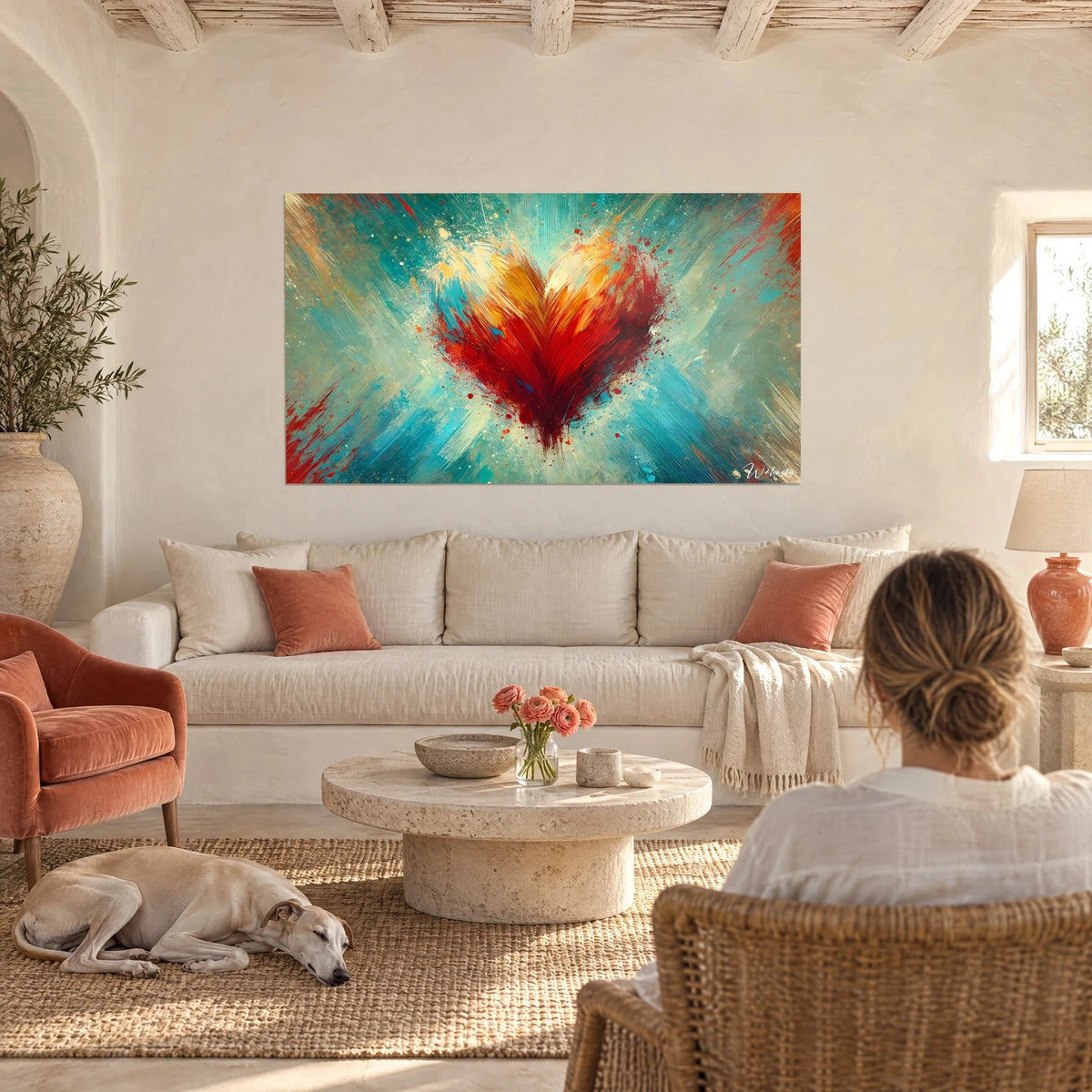 Gemälde Leuchtend rotes Herz auf türkisfarbenem Grund, ockerfarbene und cremefarbene Pinselstriche, über einem Sofa in einem hellen Wohnzimmer