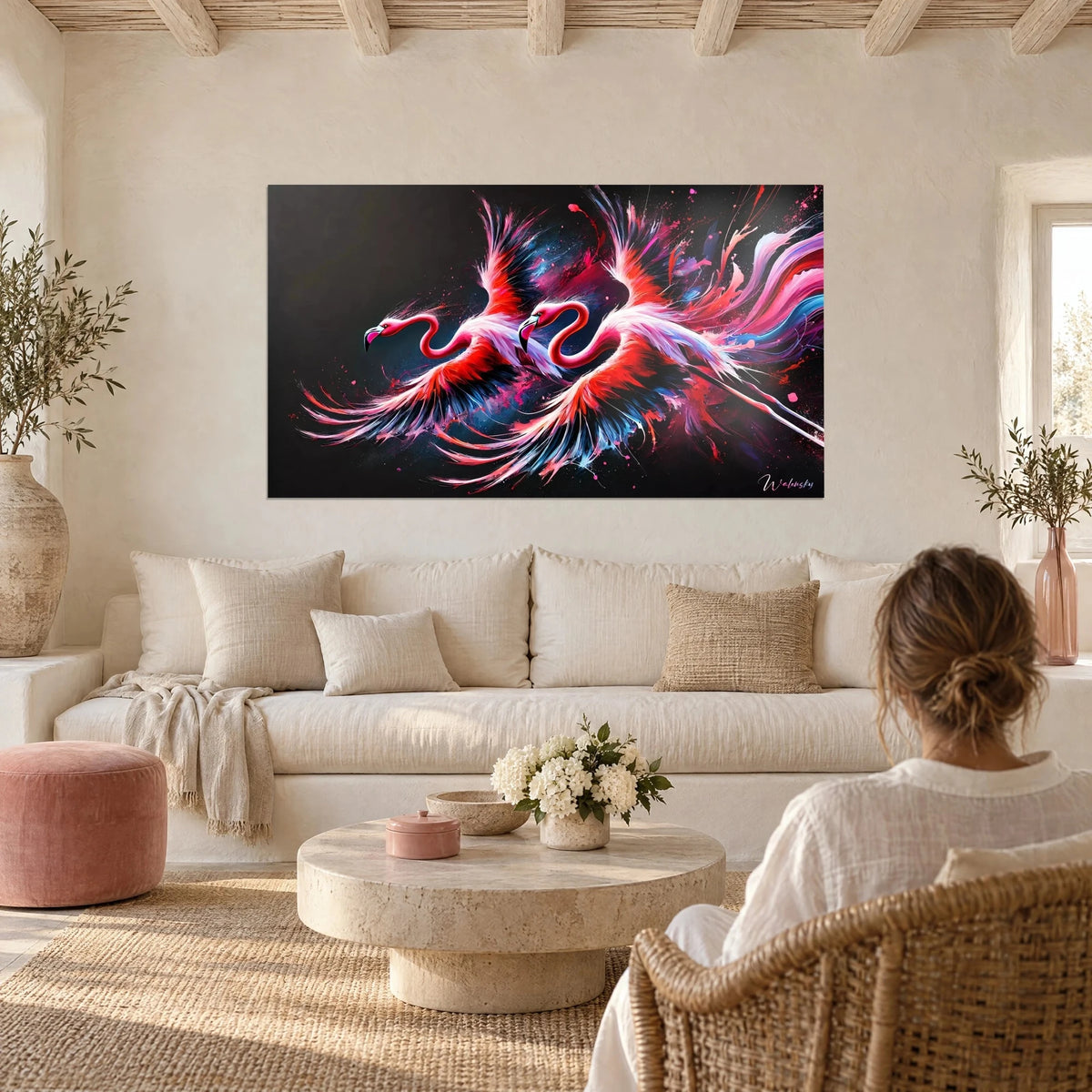 Gemälde Flamingos im Vollflug, scharlachrote Flügel und nachtblaue Federn auf schwarzem Hintergrund, über einem Sofa in einem hellen Wohnzimmer
