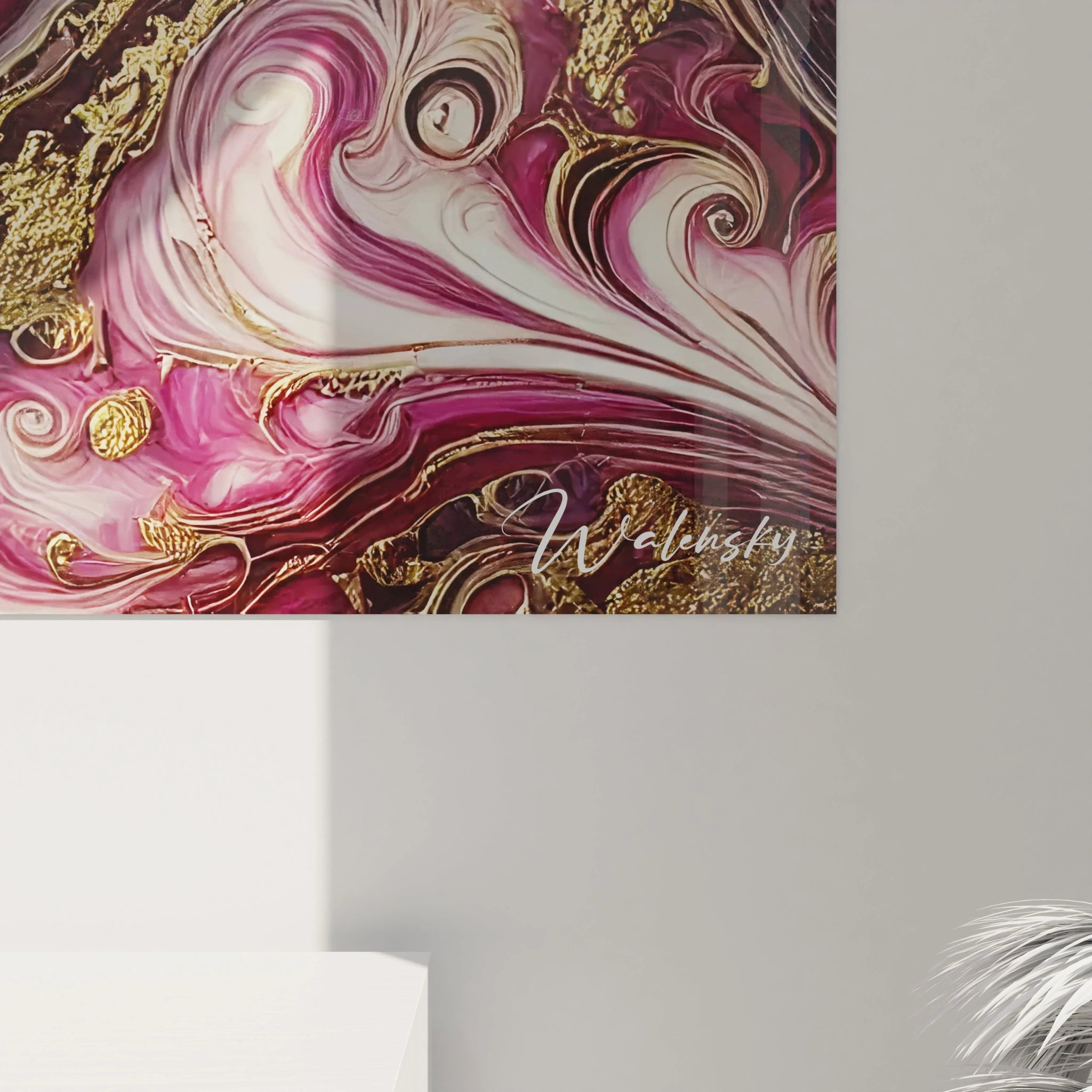 Zoom sur les détails du tableau style epoxy, avec ses lignes organiques, sa texture dorée et ses teintes profondes de pourpre et blanc. Une œuvre captivante qui invite à l’émerveillement.

