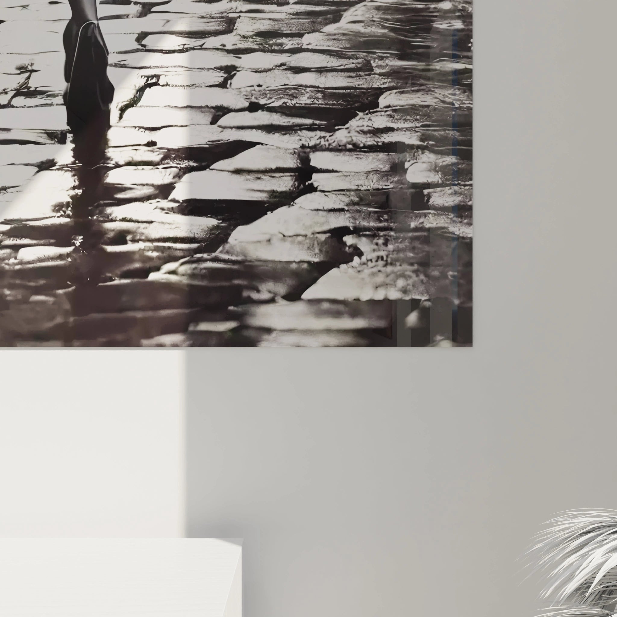 vue rapprochée tableau noir et blanc détails textures pavés mouillés éclats lumière ambiance introspective profondeur nostalgie ruelle élégance intemporelle femme silhouette captivante.

