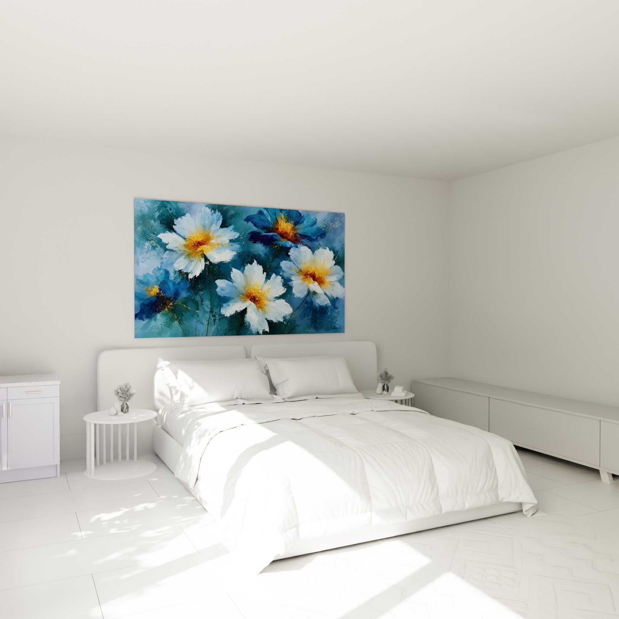 Corolles blanches et bleu turquoise aux cœurs orangés, au-dessus d'un lit dans une chambre claire