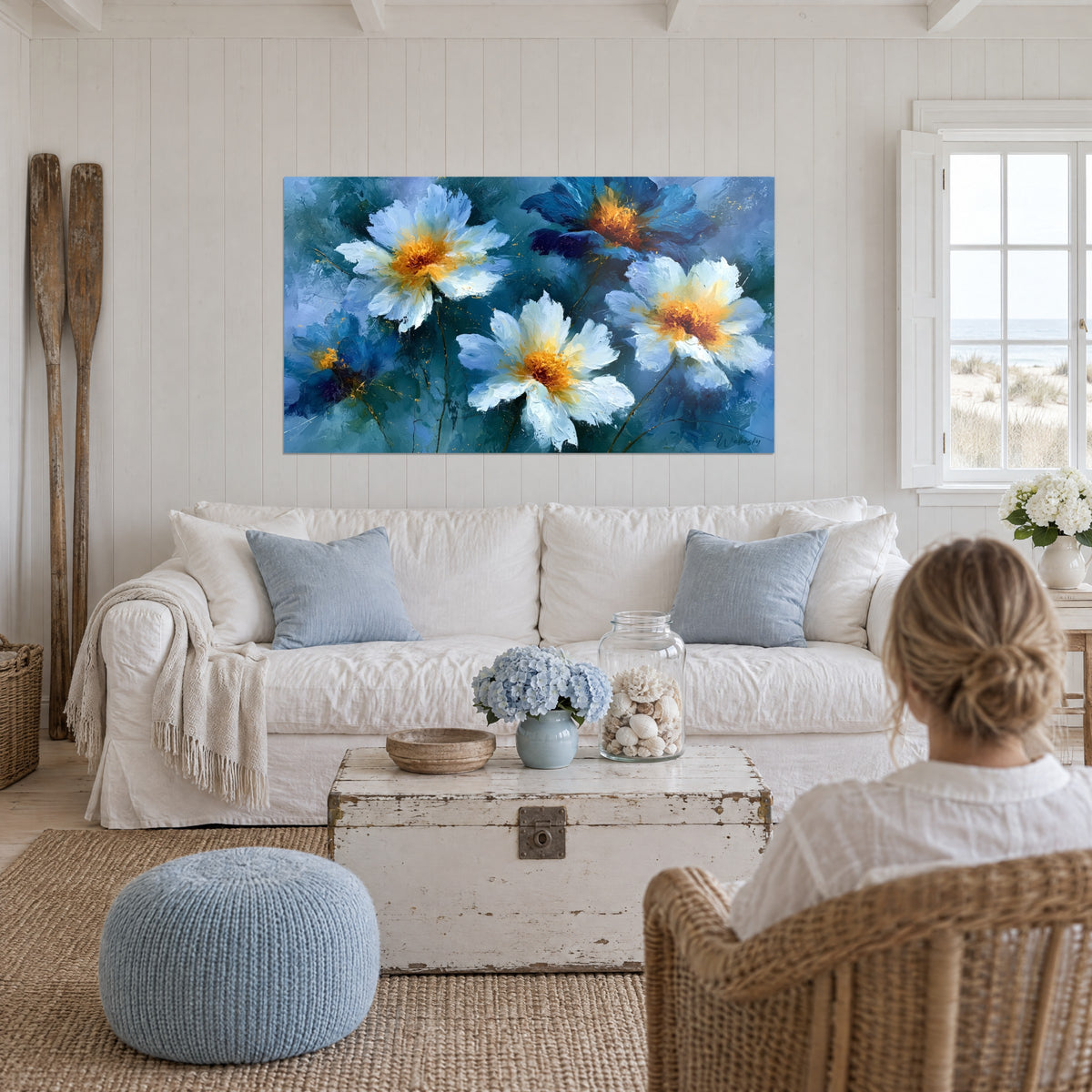 Cuadro de flores blancas con corazones de azafrán sobre fondo azul pato, pinceladas gruesas, colgado encima de un sofá en un salón luminoso