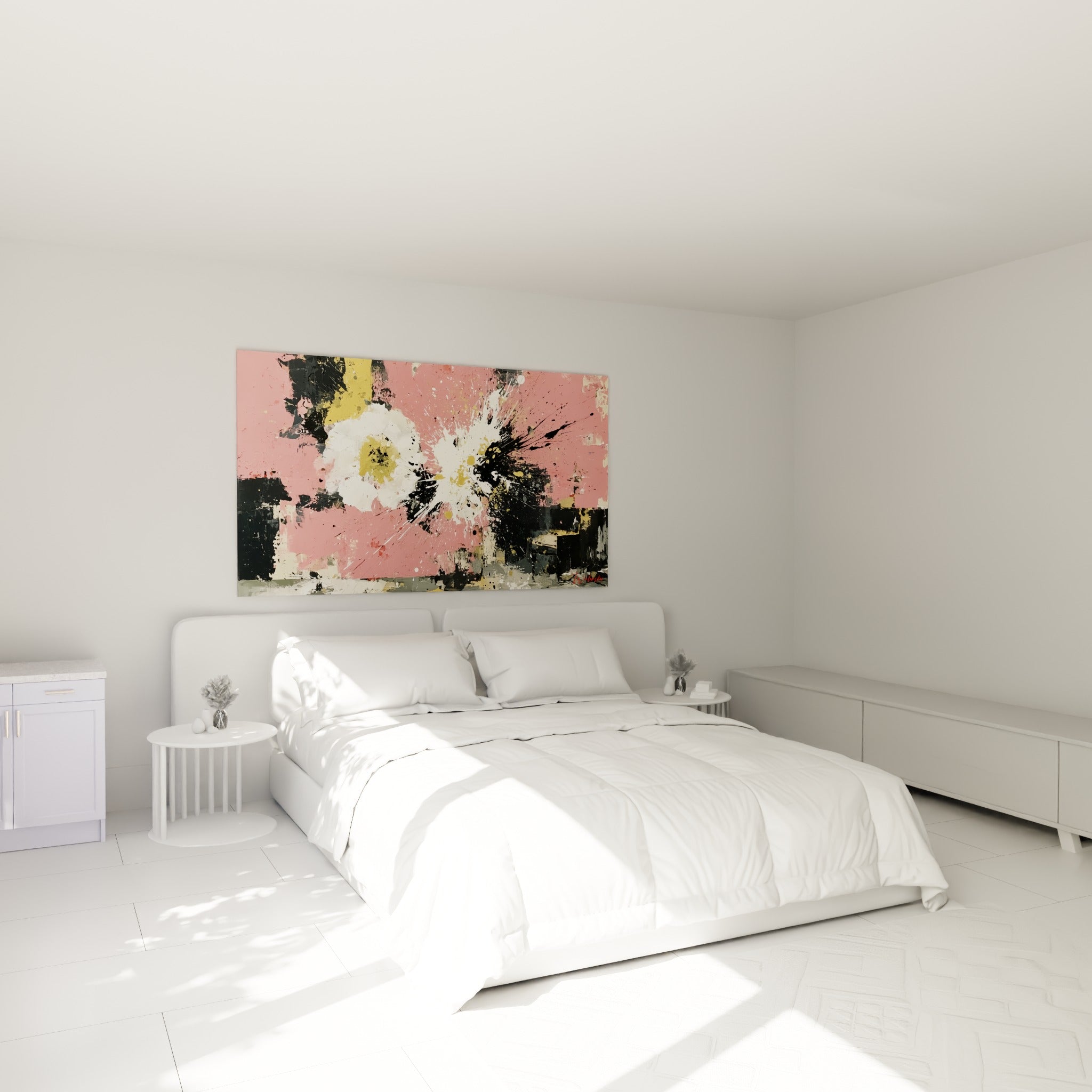 Explosion florale blanche et noire sur rose poudré, accrochée au-dessus d'un lit dans une chambre claire