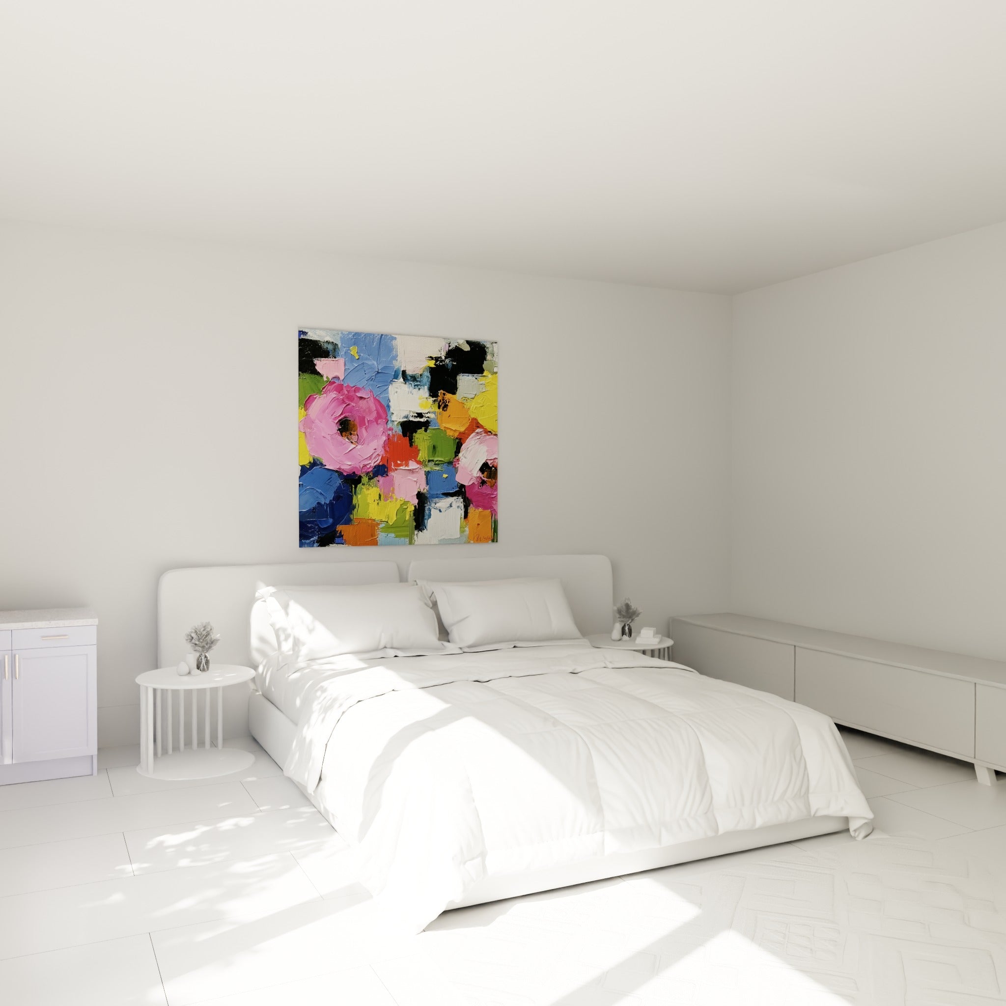 Fleurs roses et bleu vif peintes au couteau, accrochées au-dessus d'un lit dans une chambre claire
