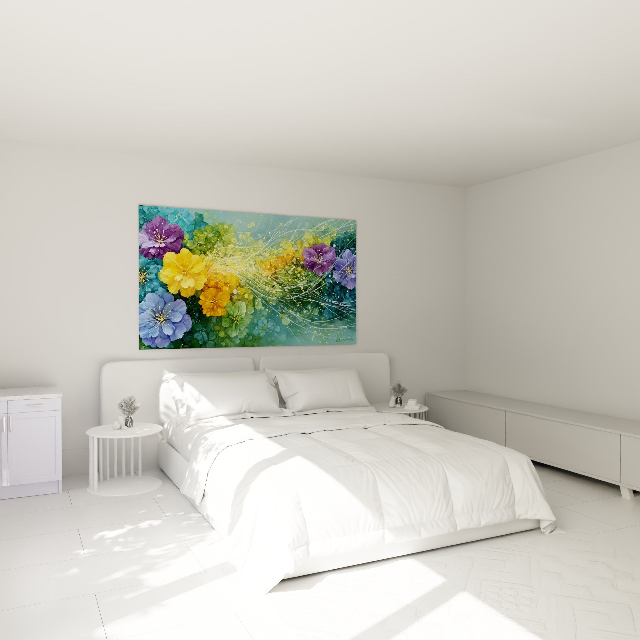 Pétales bleu pastel et dorés de cette fleur abstrait, accrochée au-dessus d'un lit dans une chambre claire