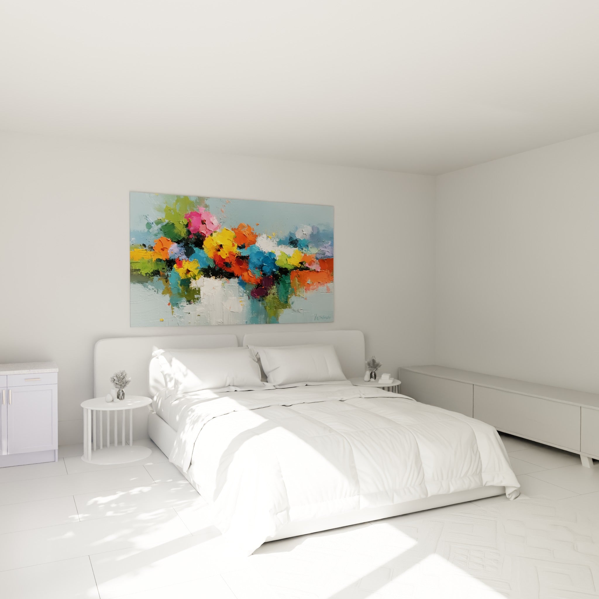 Fleurs orange et bleu pastel jaillissant d'un vase blanc, accrochées au-dessus d'un lit dans une chambre claire