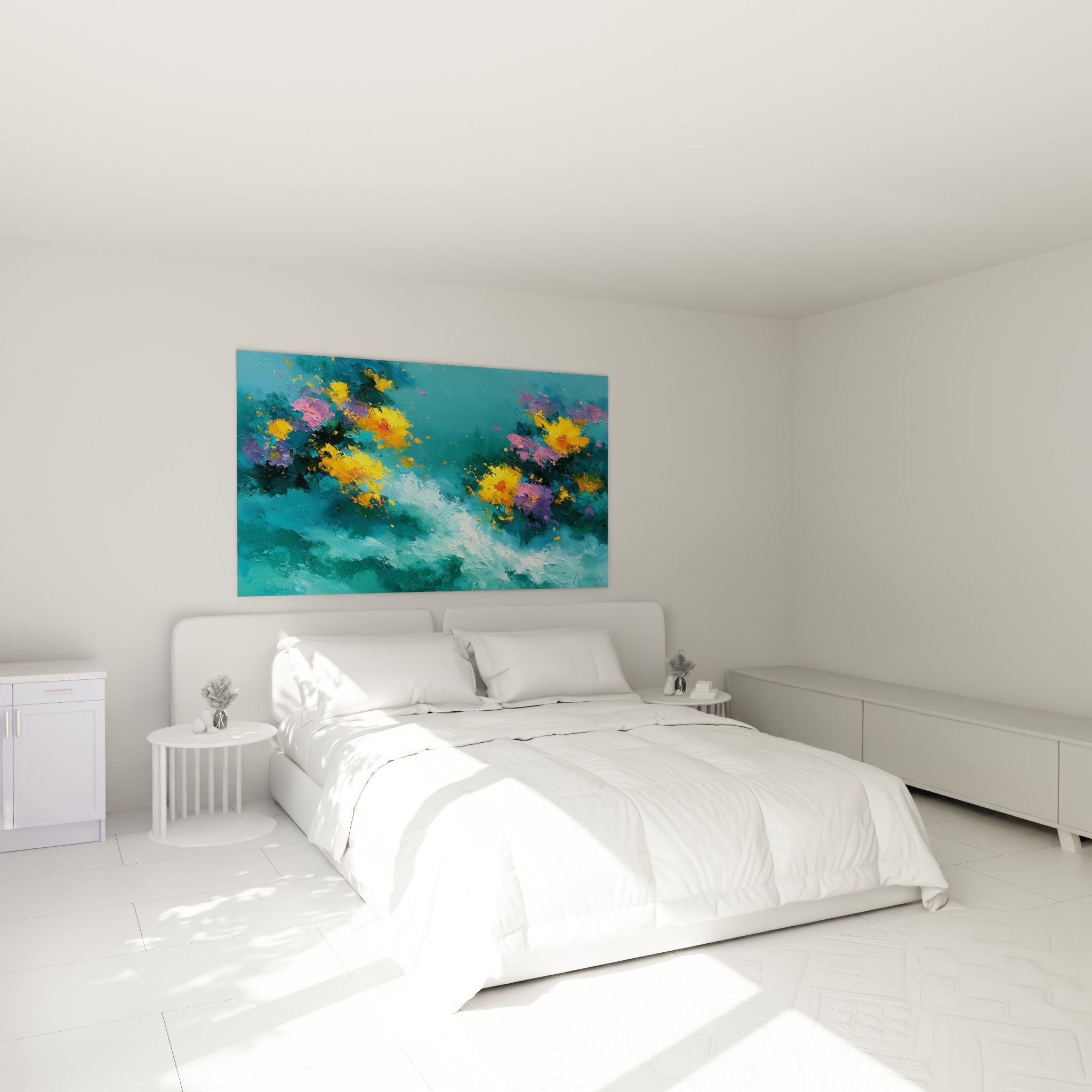 Bouquet abstrait jaune safran et violet sur fond bleu profond, accroché au-dessus d'un lit dans une chambre claire