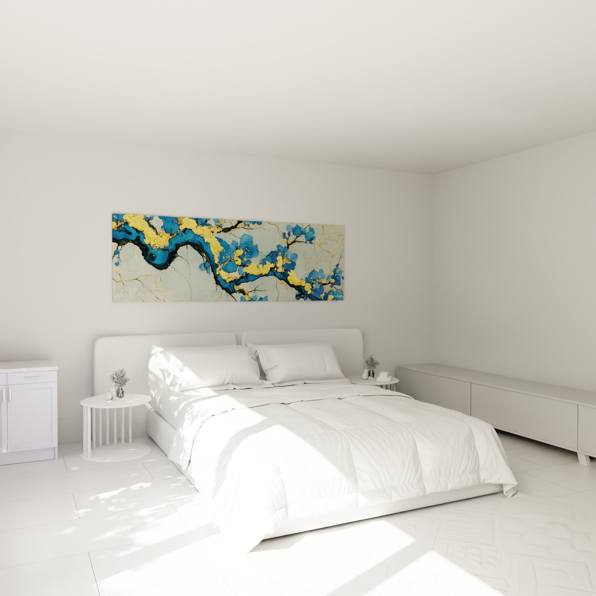 Fleurs bleu marine et dorées ornant une branche sinueuse, tableau fleur abstrait au-dessus d'un lit dans une chambre claire