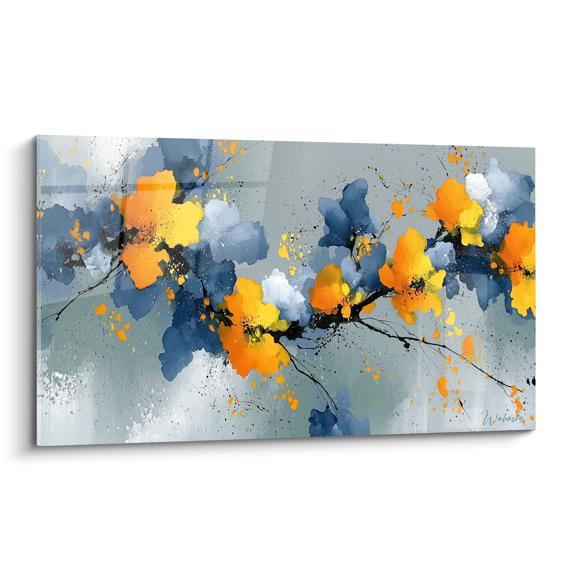 Branche fleurie abstraite aux tons orange et bleu marine sur fond gris brumeux