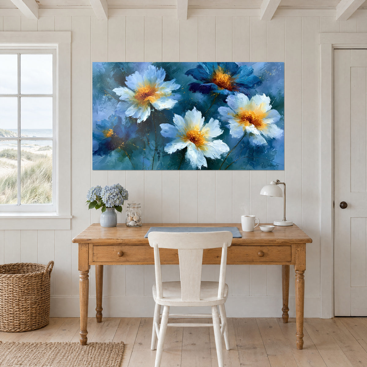 Cuadro floral abstracto de pétalos blancos, azul cobalto y corazones ocre, colgado encima de un escritorio de pino junto a una ventana