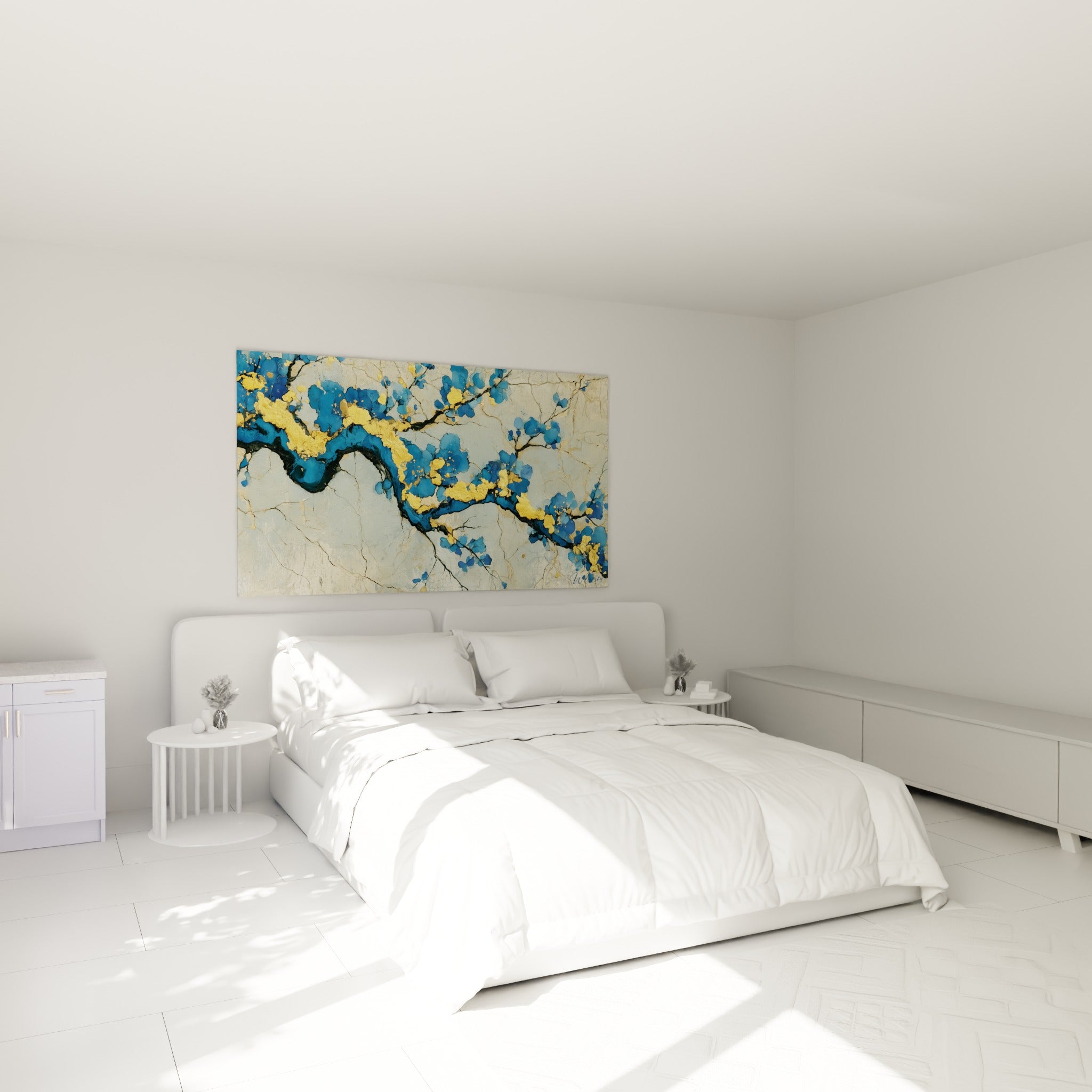 Fleurs bleues et éclats dorés d'un tableau fleur abstrait suspendu au-dessus d'un lit dans une chambre claire