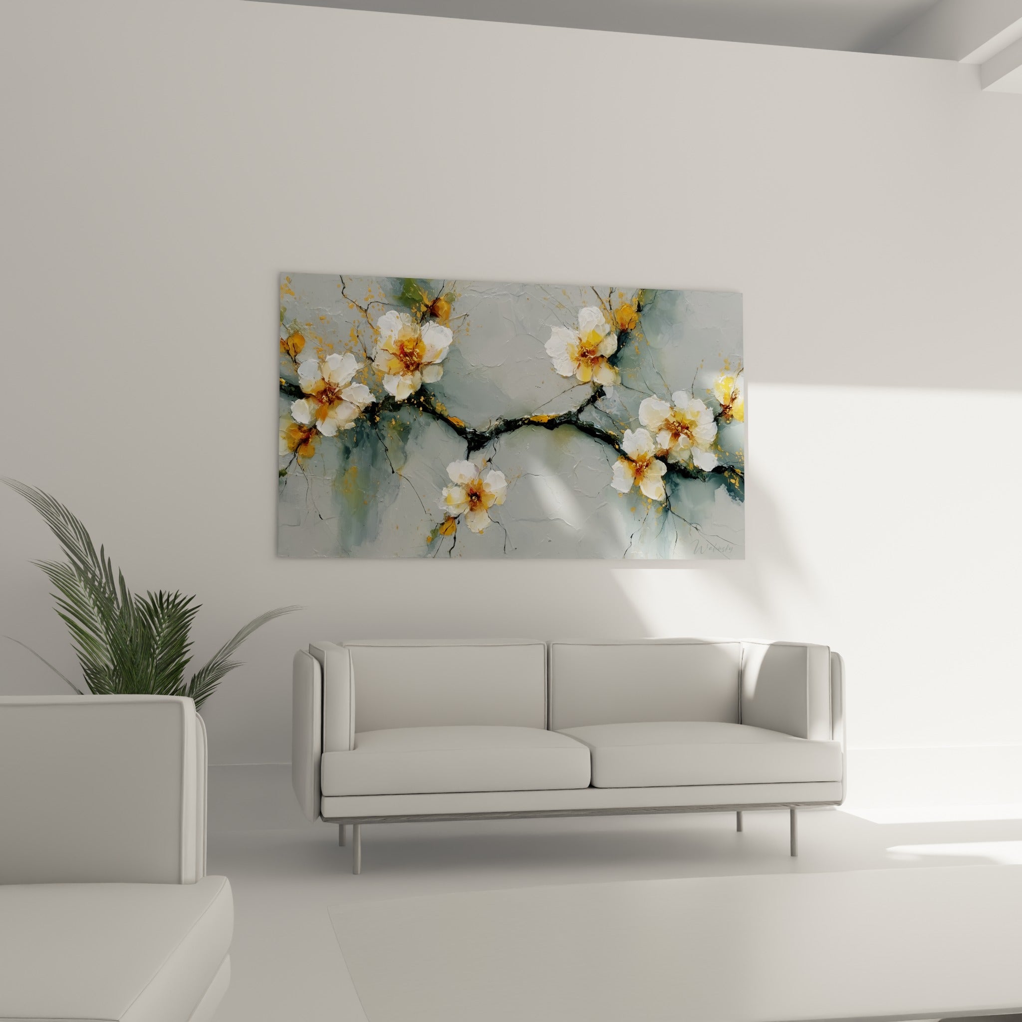 Pétales blancs et cœurs ocre d'une branche fleurie au-dessus d'un canapé dans un salon lumineux
