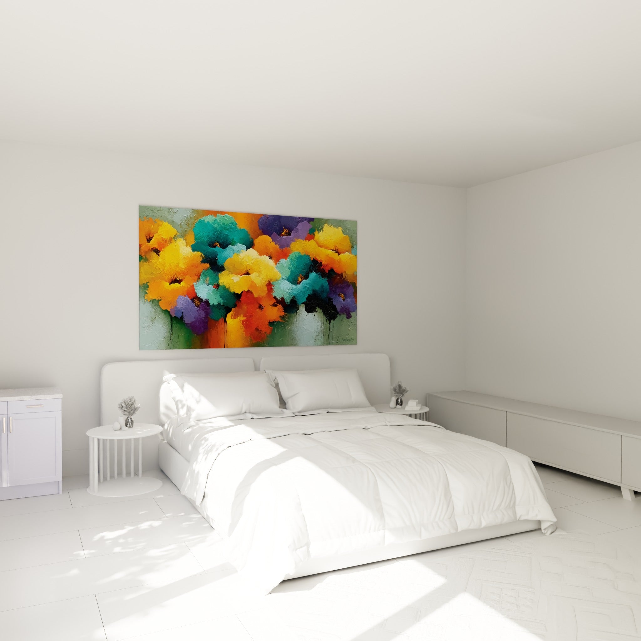 Corolles orange et turquoise peintes en relief, accrochées au-dessus d'un lit dans une chambre claire