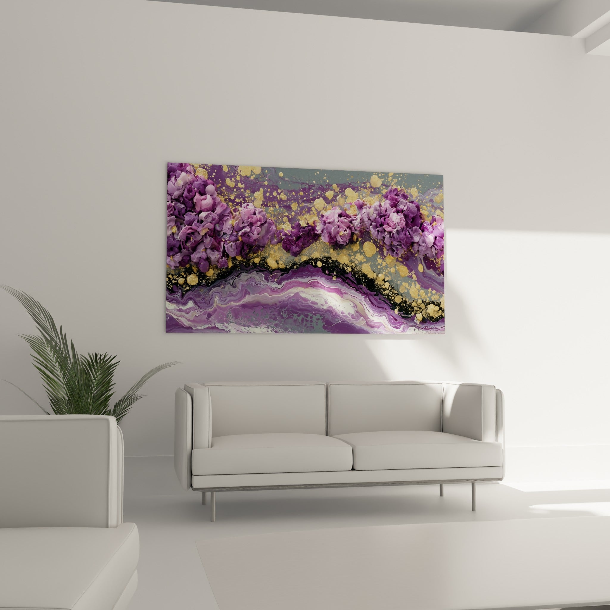 Coulées marbrées violettes et blanches accrochées au-dessus d'un canapé dans un salon lumineux