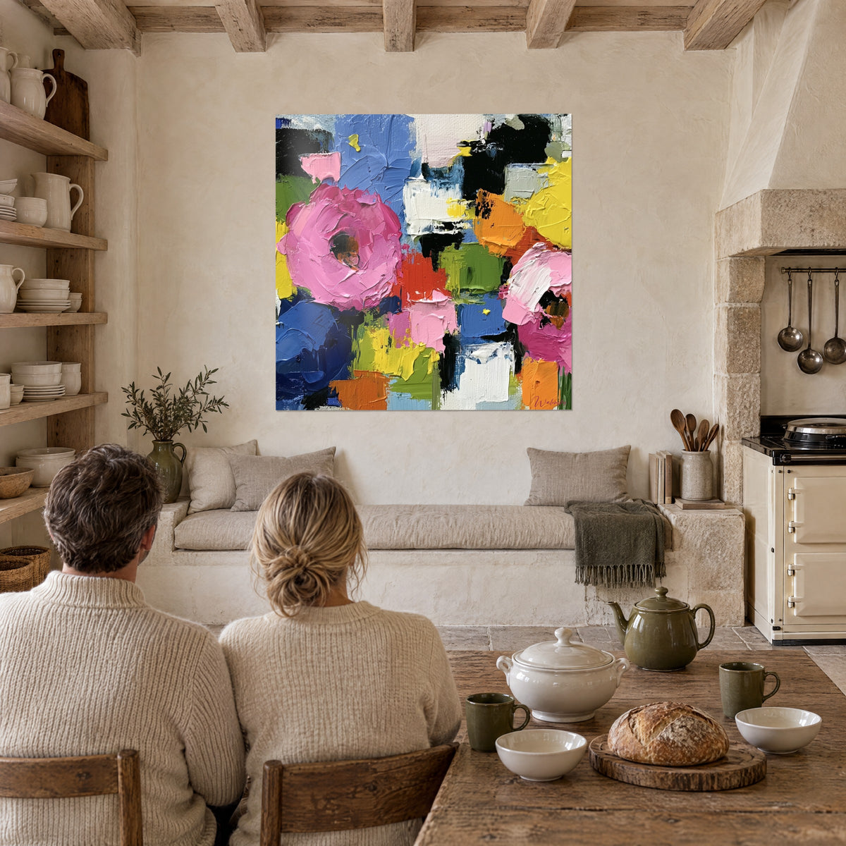 Πίνακας με δομημένη floral σύνθεση σε κόκκινο βερμιλιόν, μαύρο και λευκό, δύο γυναίκες από πίσω κοντά σε ρουστικ κουζίνα