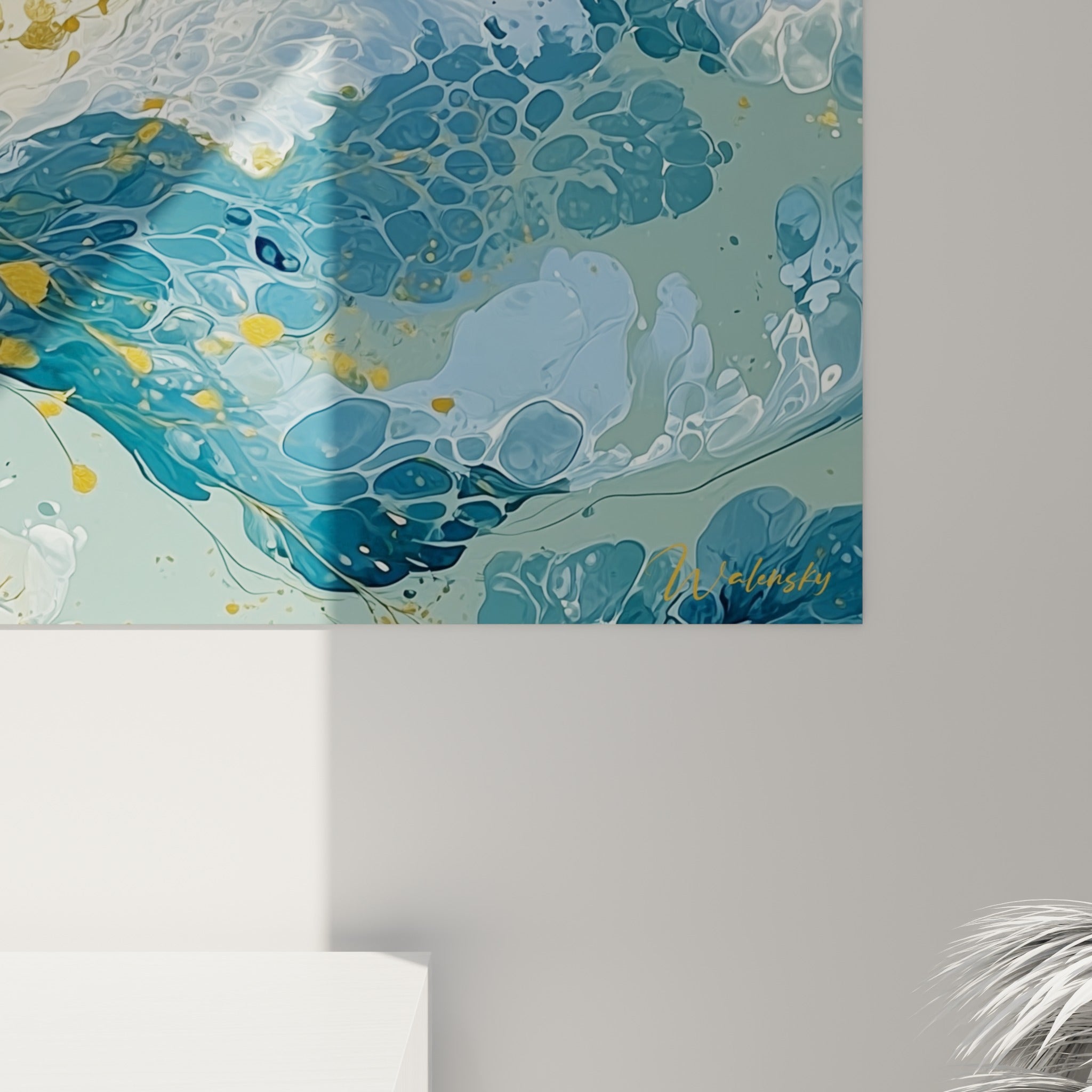 Détail des coulures dorées et du grain bleu marine de cette fleur abstraite peinte en technique fluide