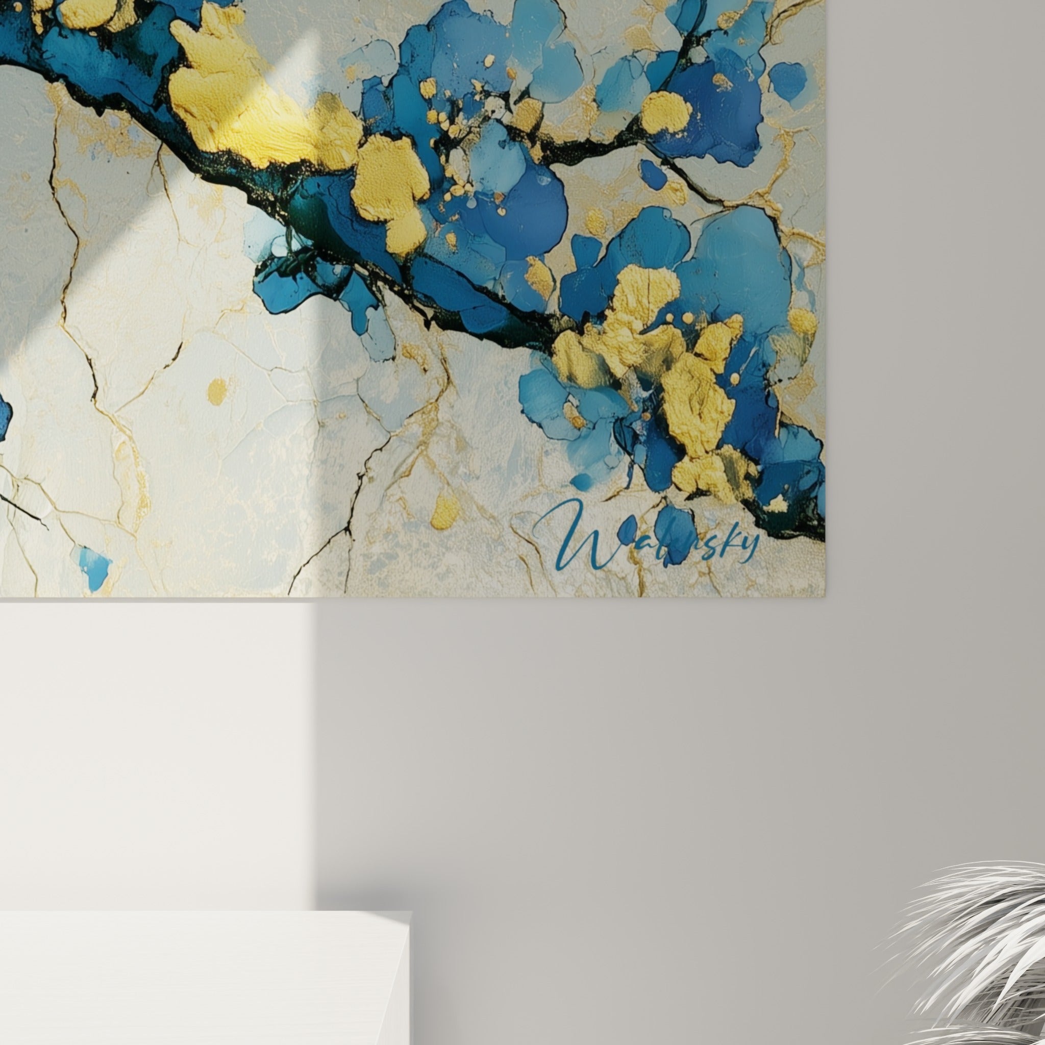 Empâtements dorés et coulures bleu marine visibles de près sur ce tableau fleur abstrait texturé