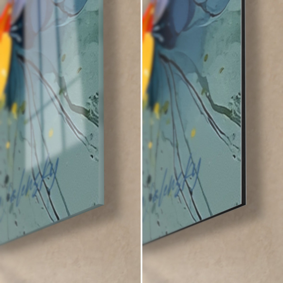 Quadro fiore giallo con riflessi azzurrini, angolo in basso a destra, vetro lucido a sinistra e Dibond nero opaco a destra, spessore 3 mm