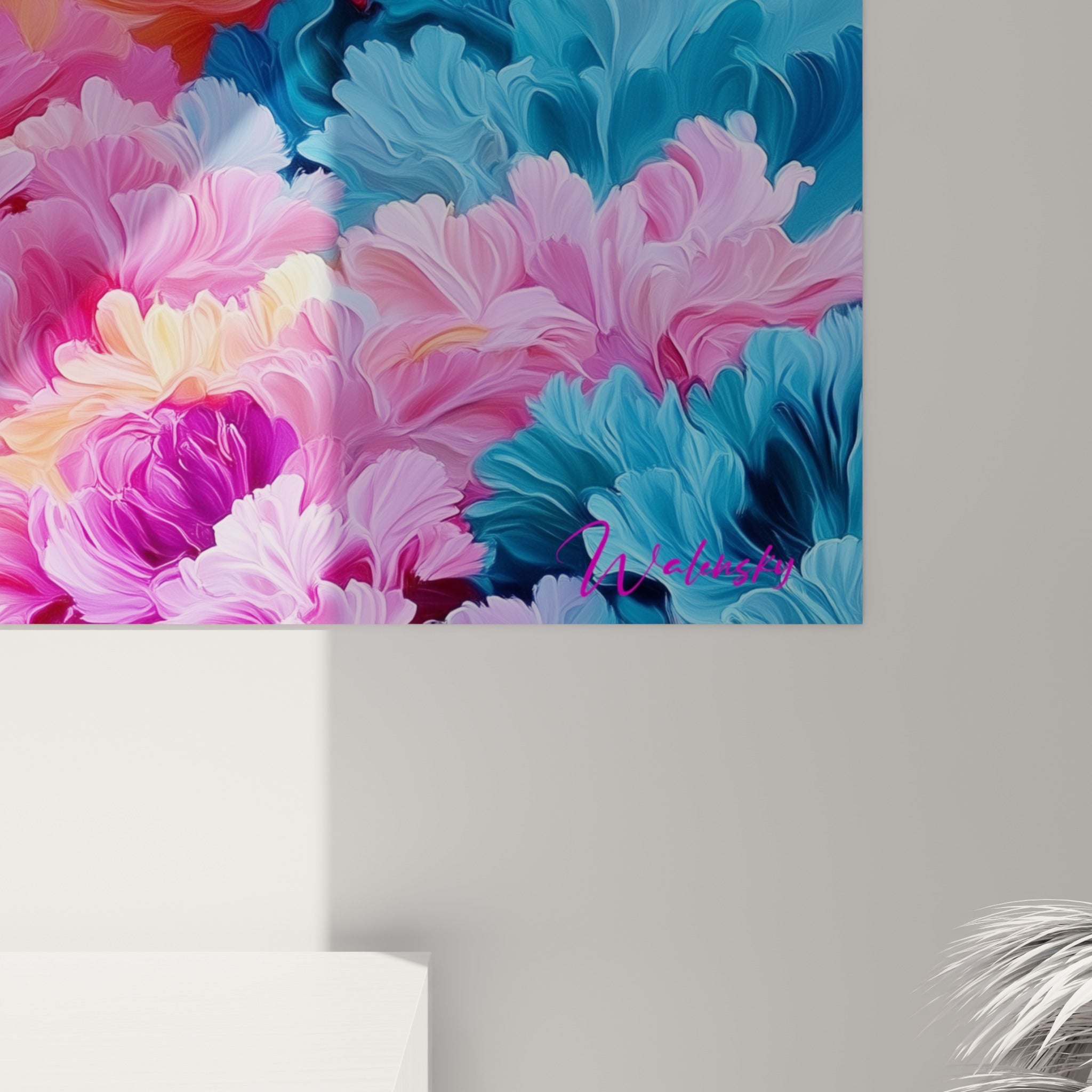 Détail des pétales peints en rose et bleu turquoise, révélant la texture fluide et les nuances dorées