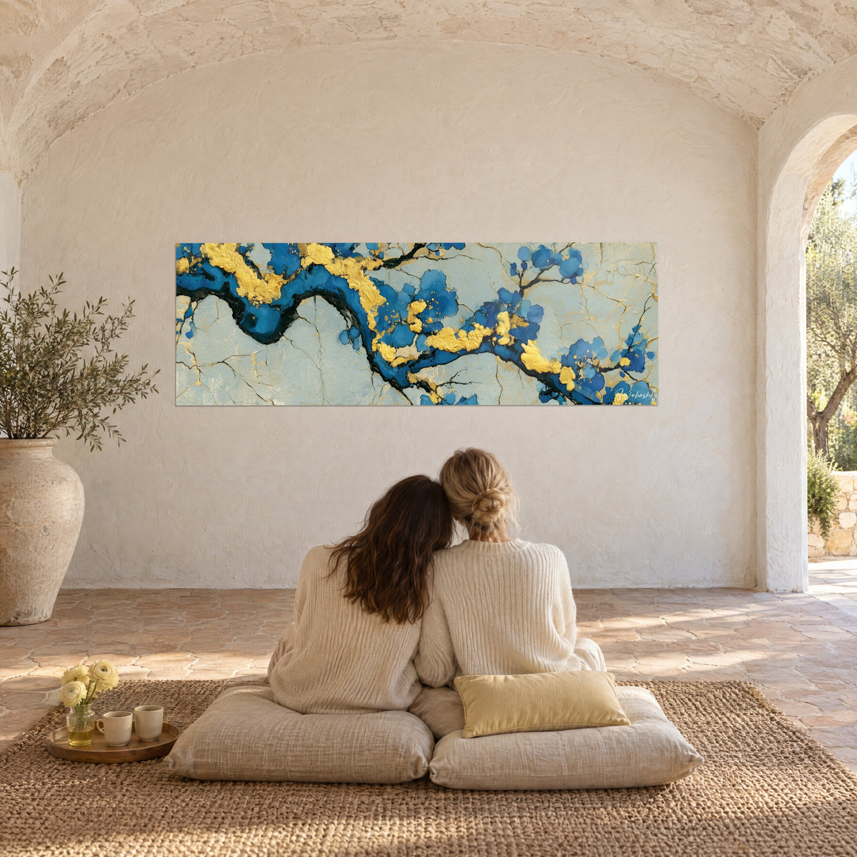 Πίνακας με κυματιστό κλαδί σε ultramarine μπλε, χρυσές νιφάδες φύλλου και ραγισμένο μαρμάρινο φόντο, στο βάθος ενός θολωτού δωματίου