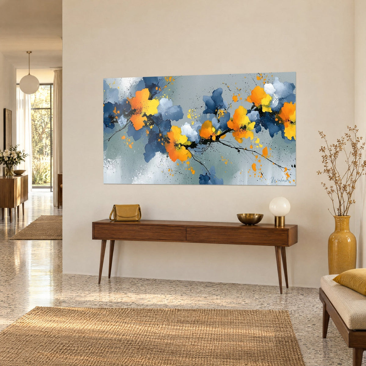 Gemälde abstrakte orange und marineblaue Blütenkelche auf beiger Wand, schwarzer Tintenzweig, über einer Holzkonsole
